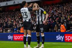 开云体育下载-包含阿森纳联赛取胜，英超保级前途扶摇直上的词条