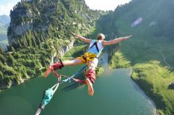 开云官方app入口-跨界征服，从安哥拉硬仗到F1街道，萨拉赫的胜利法则