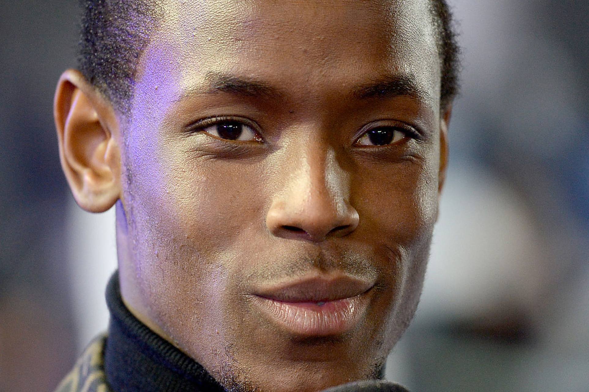 法国运动员勇夺奖杯,成为耀眼之星 法国运动员勇夺奖杯,成为耀眼之星