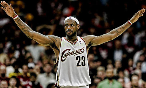 南韩男篮力克马刺，詹姆斯爆发神勇