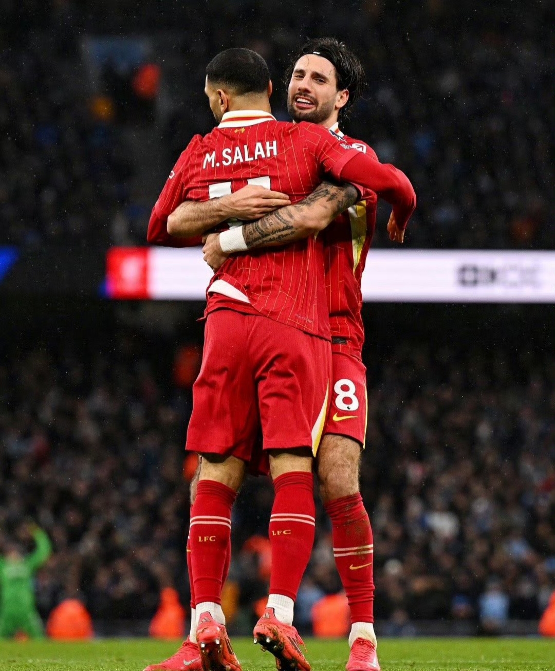 英超焦点对决：曼城挑战利物浦，谁能笑到最后？