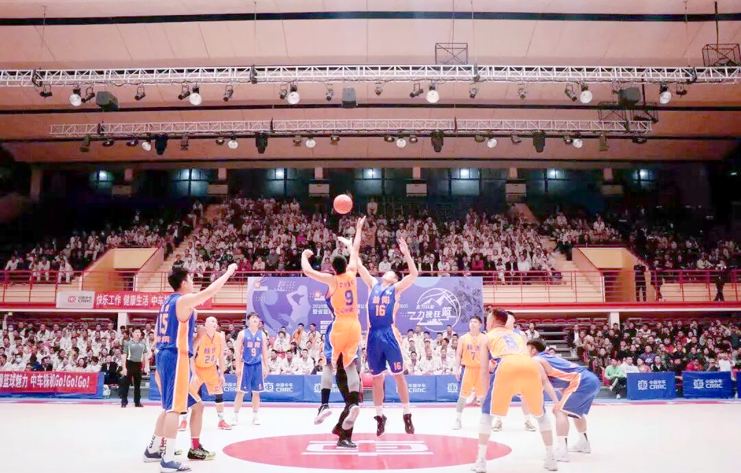 关于球场上的风云人物在篮球巅峰搏杀的信息