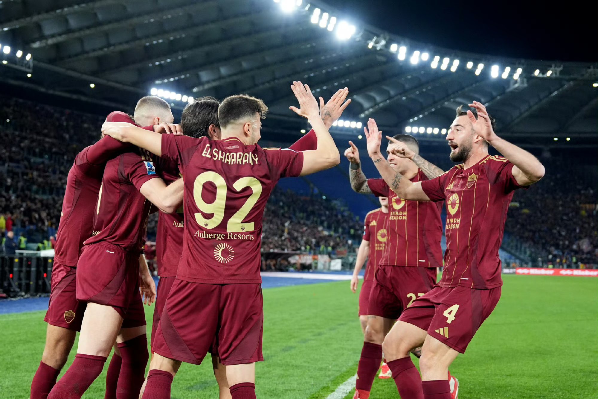 罗马将士备战城市德比，全队意气风发的简单介绍