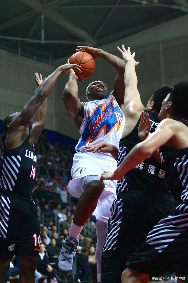 上海队力克雄鹿，莫兰特带队取胜