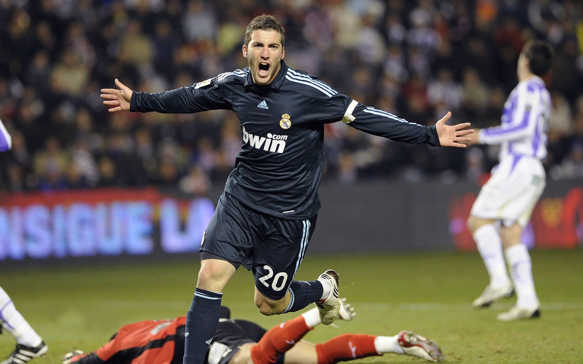 雷霆压制老鹰,F1新赛季揭幕战焦点战全解析